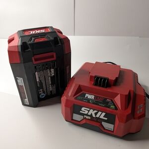 SKIL PWRCore 40V 2.5Ah lithium-ion battery (left) and the SKIL PWRCore 40V batte